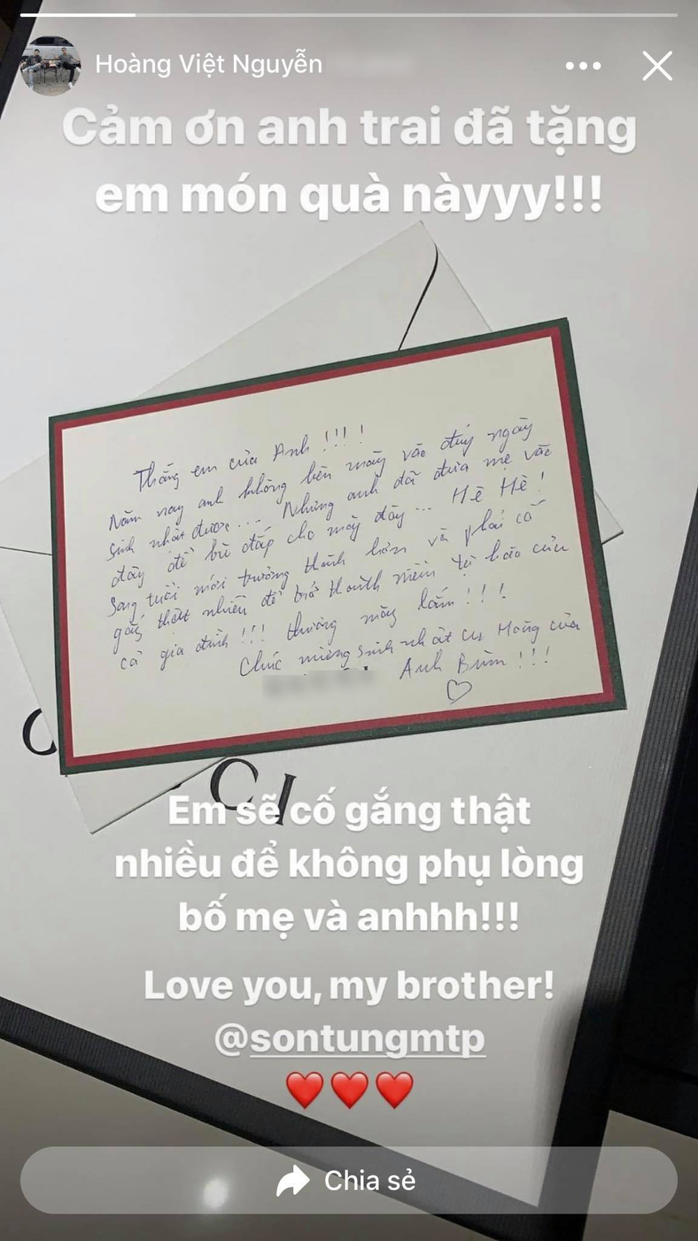 'Cảm ơn anh trai đã tặng món quà này. Em sẽ cố gắng thật nhiều để không phụ lòng bố mẹ và anh. Love you, my brother!' - Việt Hoàng đáp lại. 