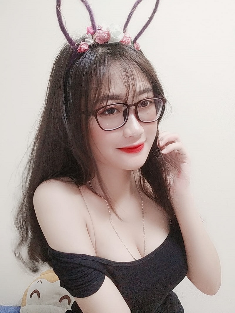 Hồng Nhung được dân mạng ráo riết xin kết bạn vì quá sexy.