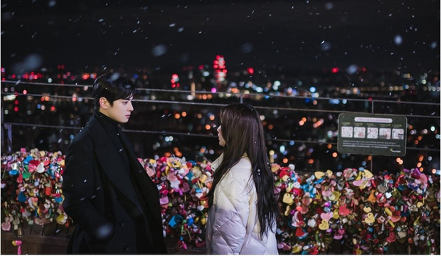 True Beauty tung ảnh mới, vô tình spoil luôn cái kết happy ending cho Moon Ga Young - Cha Eun Woo - Ảnh 1.