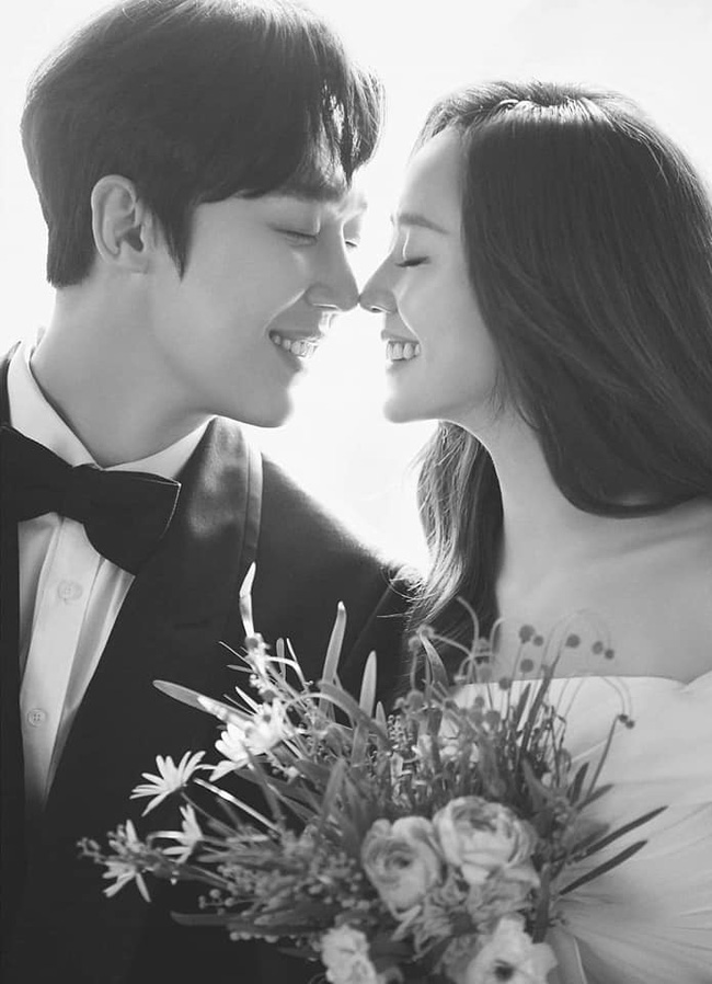 Ảnh cưới Oh Yoon Hee là nét đẹp tuyệt vời của tình yêu và hạnh phúc. Một bộ ảnh chinh phục lòng người với sắc hồng nhẹ nhàng, tươi sáng, mang đến cho khán giả cảm giác ngọt ngào, gần gũi với đám cưới trong mơ.