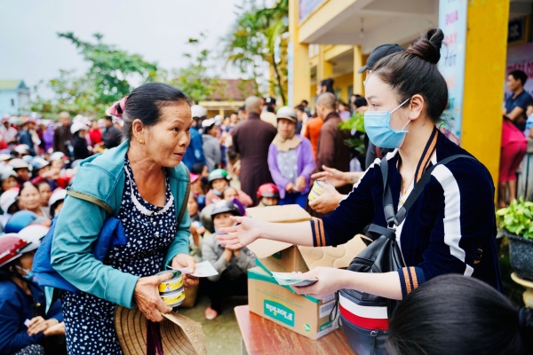 Dù bận rộn, Nhật Kim Anh vẫn cố gắng dành thời gian để tham gia những chuyến đi từ thiện về vùng khó khăn.