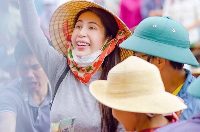 'Cạch mặt' cả showbiz Việt nhưng vì sao bà Phương Hằng lại lên tiếng bênh vực một mình Thủy Tiên? Ảnh 5