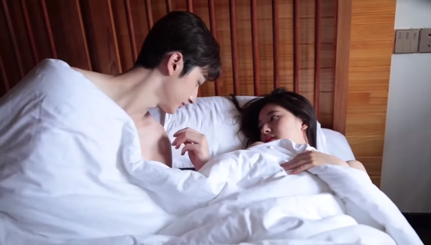 Hậu trường cảnh 18+ của Triệu Lộ Tư và Lưu Đặc, lên sóng hơi đơ nhưng phía sau lại 'tình củm' và lầy lội hết nấc!