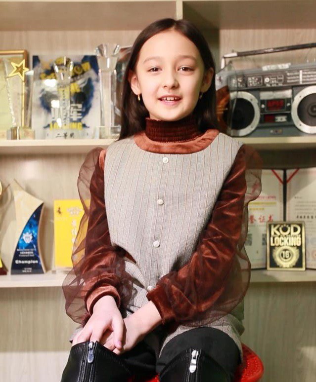 ‘Tiểu mỹ nhân Tân Cương’ 10 tuổi gây bão mạng xã hội Trung Quốc ảnh 5