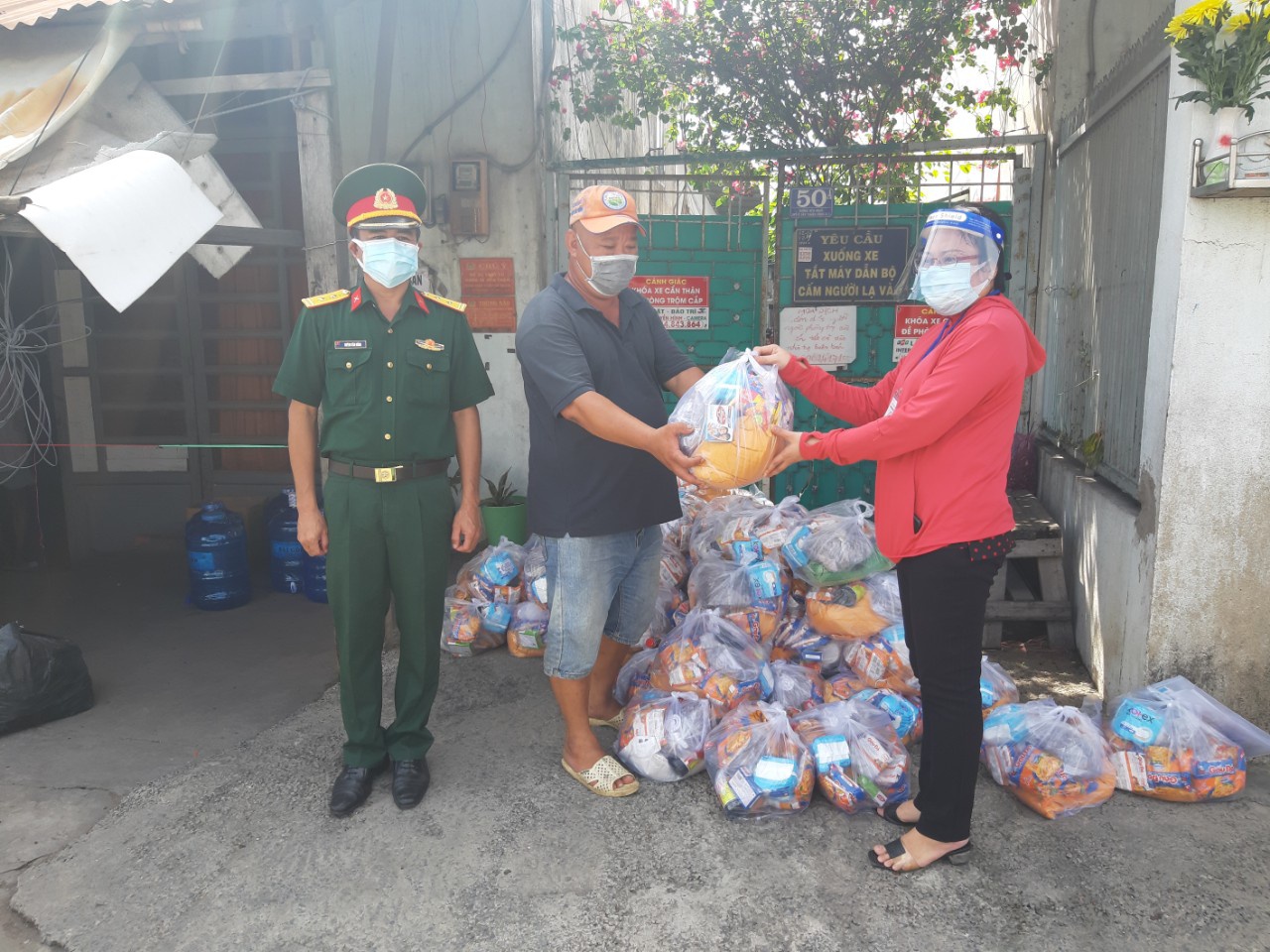 Quân đội mang cá tươi, rau xanh đến tận nhà người dân TP.HCM: 'Quên hết mệt nhọc' - ảnh 6