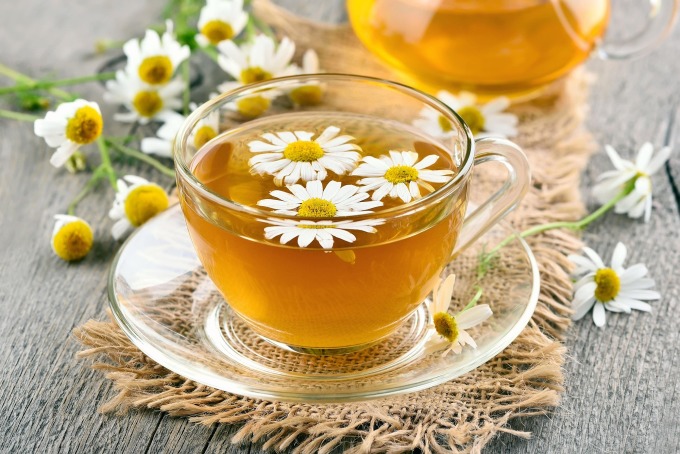 Uống trà hoa cúc ấm sau bữa tối giúp cải thiện tiêu hóa, tăng cường chất lượng giấc ngủ.